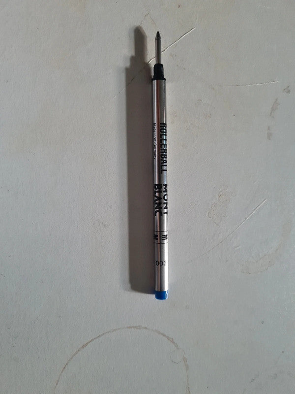 Lot 3 Stylo Mont Blanc Meisterstuck.
Plume or 18K 750 , Rollerball M 003 , Ball Pen Refill M 901 G