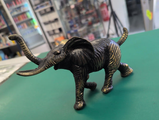 Éléphant décoratif en métal patiné style bronze, trompe levée, vue latérale