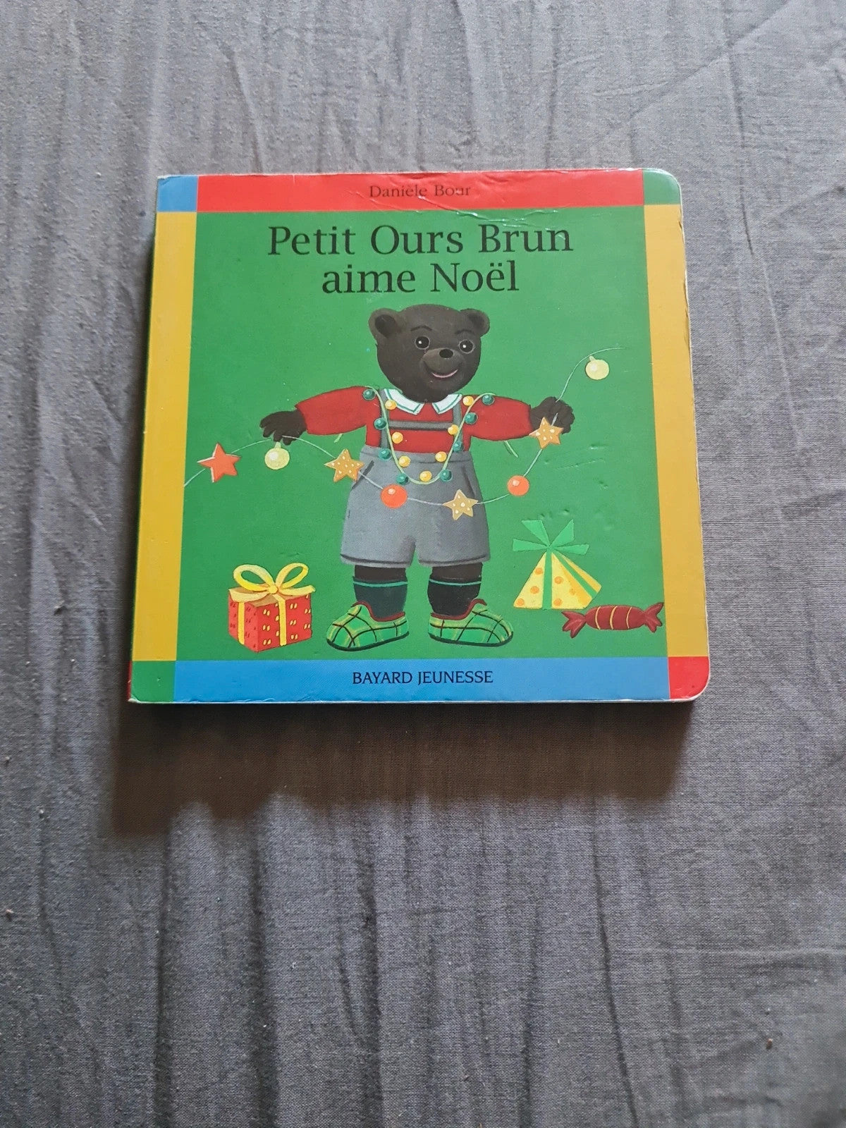 Petit ours brun aime Noël