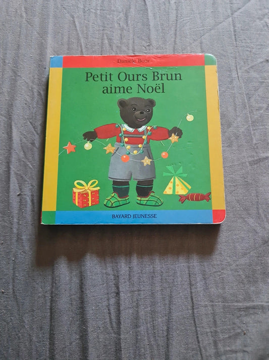 Petit ours brun aime Noël