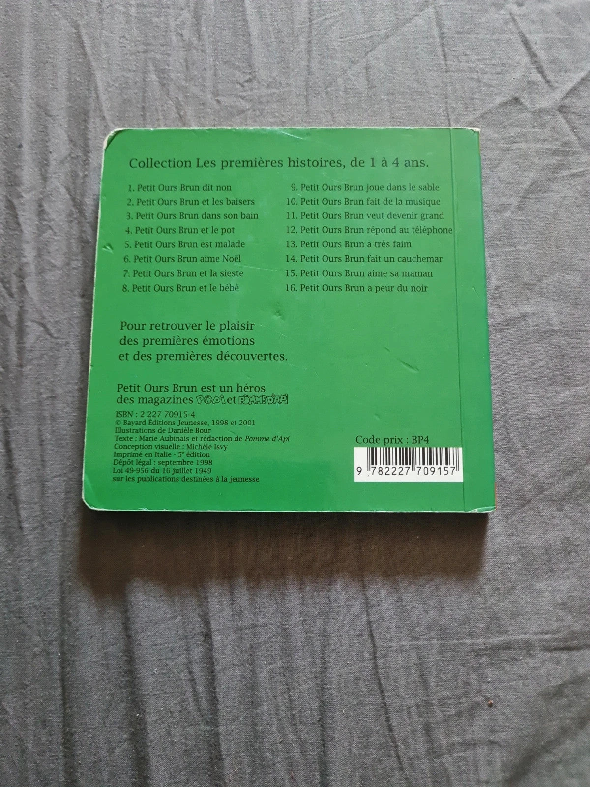 Petit ours brun aime Noël