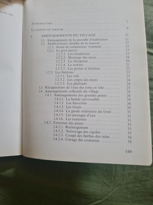 Le technicien d'agriculture tropicale , aménagements villageois et du terroir