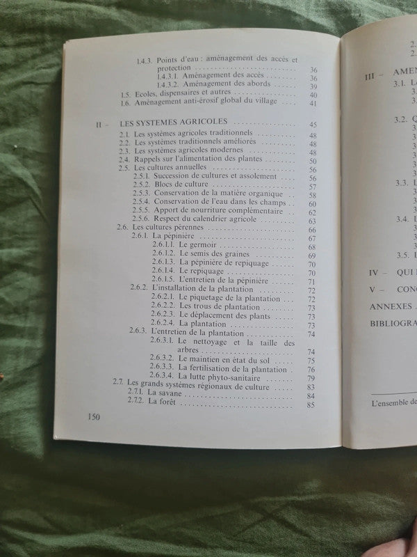 Le technicien d'agriculture tropicale , aménagements villageois et du terroir
