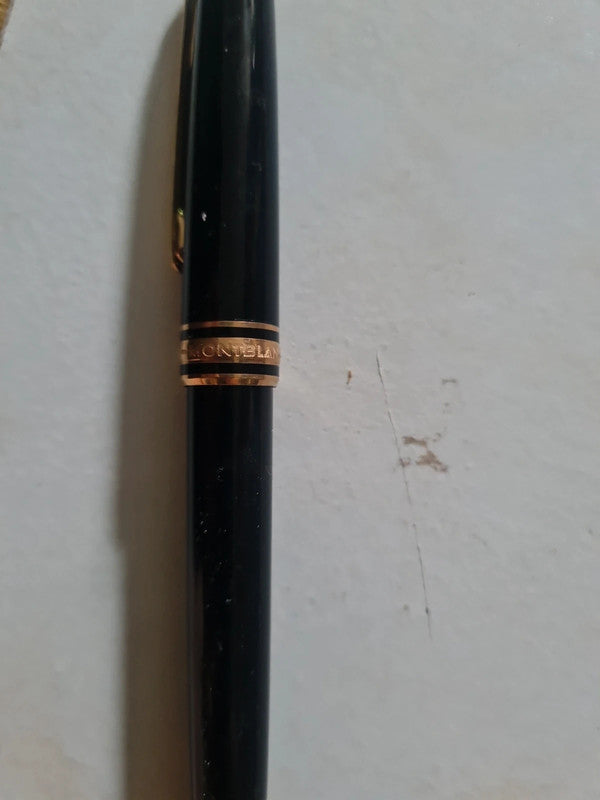 Lot 3 Stylo Mont Blanc Meisterstuck.
Plume or 18K 750 , Rollerball M 003 , Ball Pen Refill M 901 G