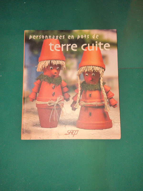 Personnages en pots de terre cuite