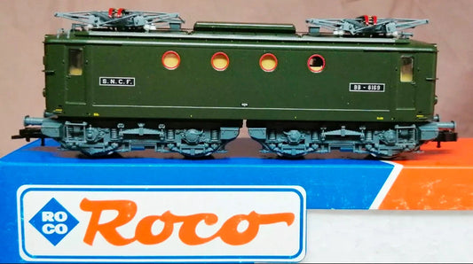 ROCO Locomotive électrique sncf BB 8169 verte et traverses rouges.
Ref: 63652.