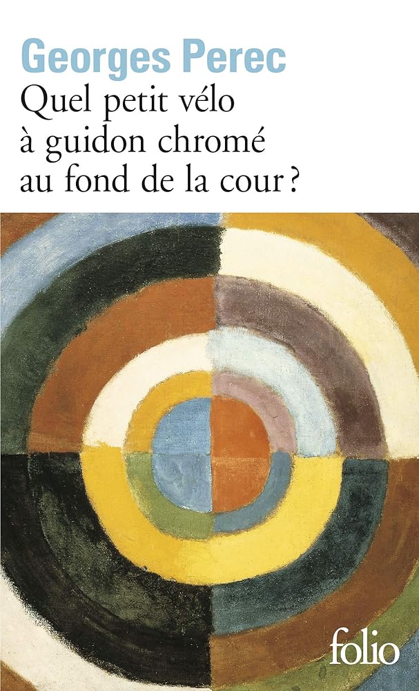 Quel petit vélo à guidon chromé au fond de la cour ? cover image