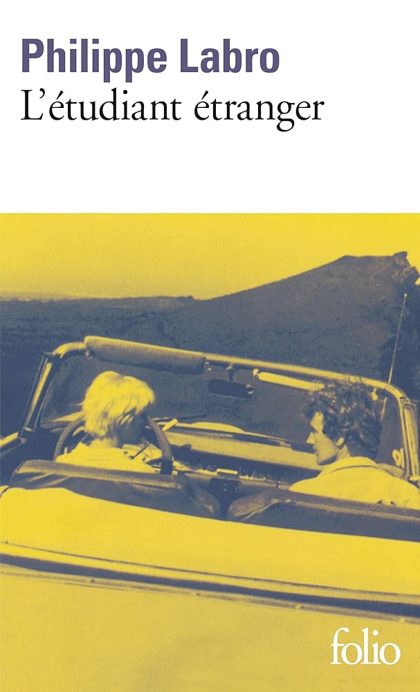 Book cover of 'L'étudiant étranger' by Philippe Labro featuring a yellow tint and two figures in a convertible.