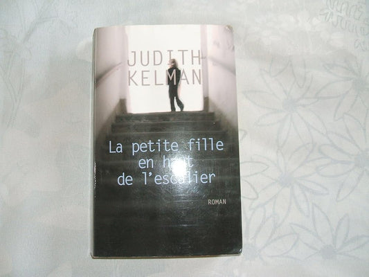 La petite fille en haut de l'escalier cover image