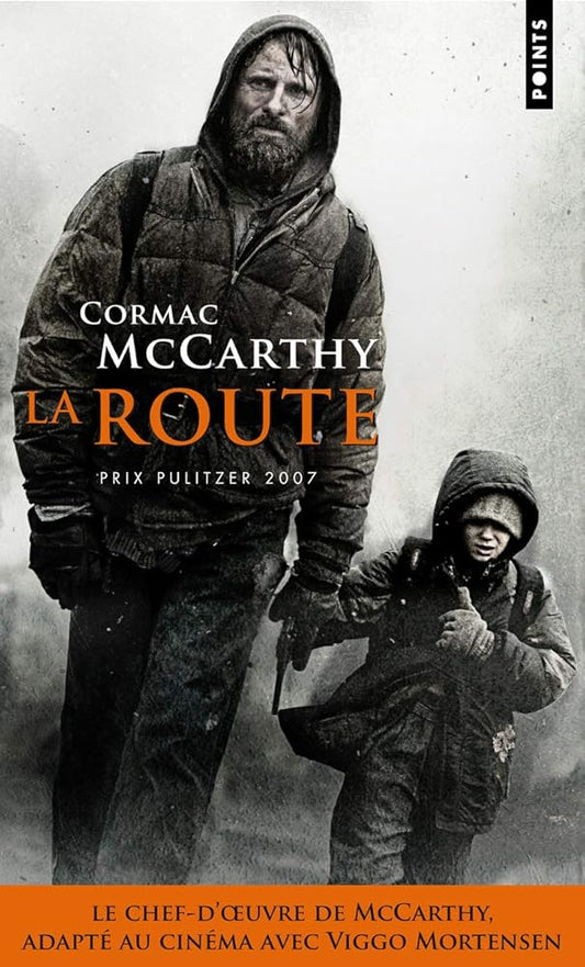 Couverture du livre 'La Route' de Cormac McCarthy, représentant un père et son fils dans un monde apocalyptique.