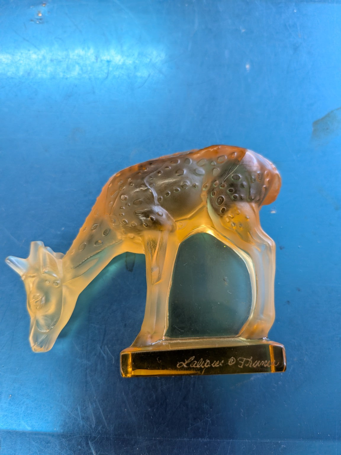Daim broutant Lalique France en cristal ambre