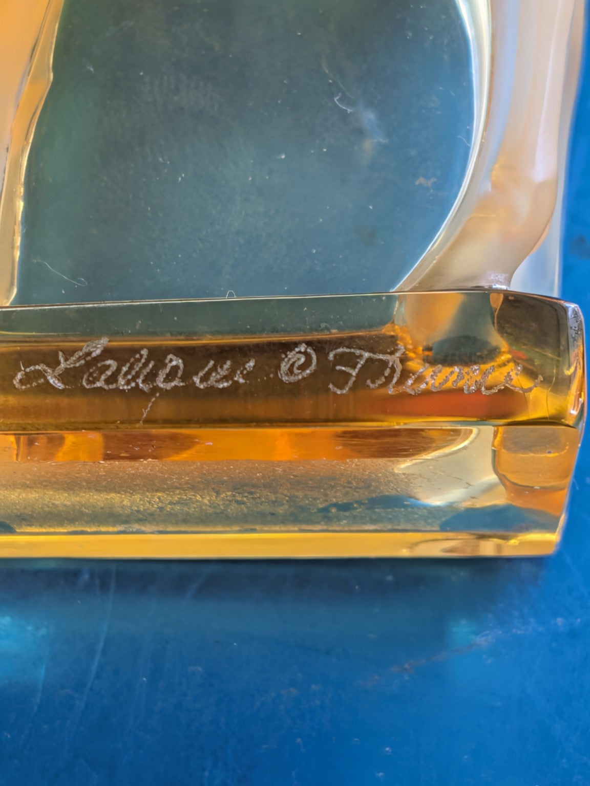 Signature gravée Lalique France sur la base d'un daim en cristal