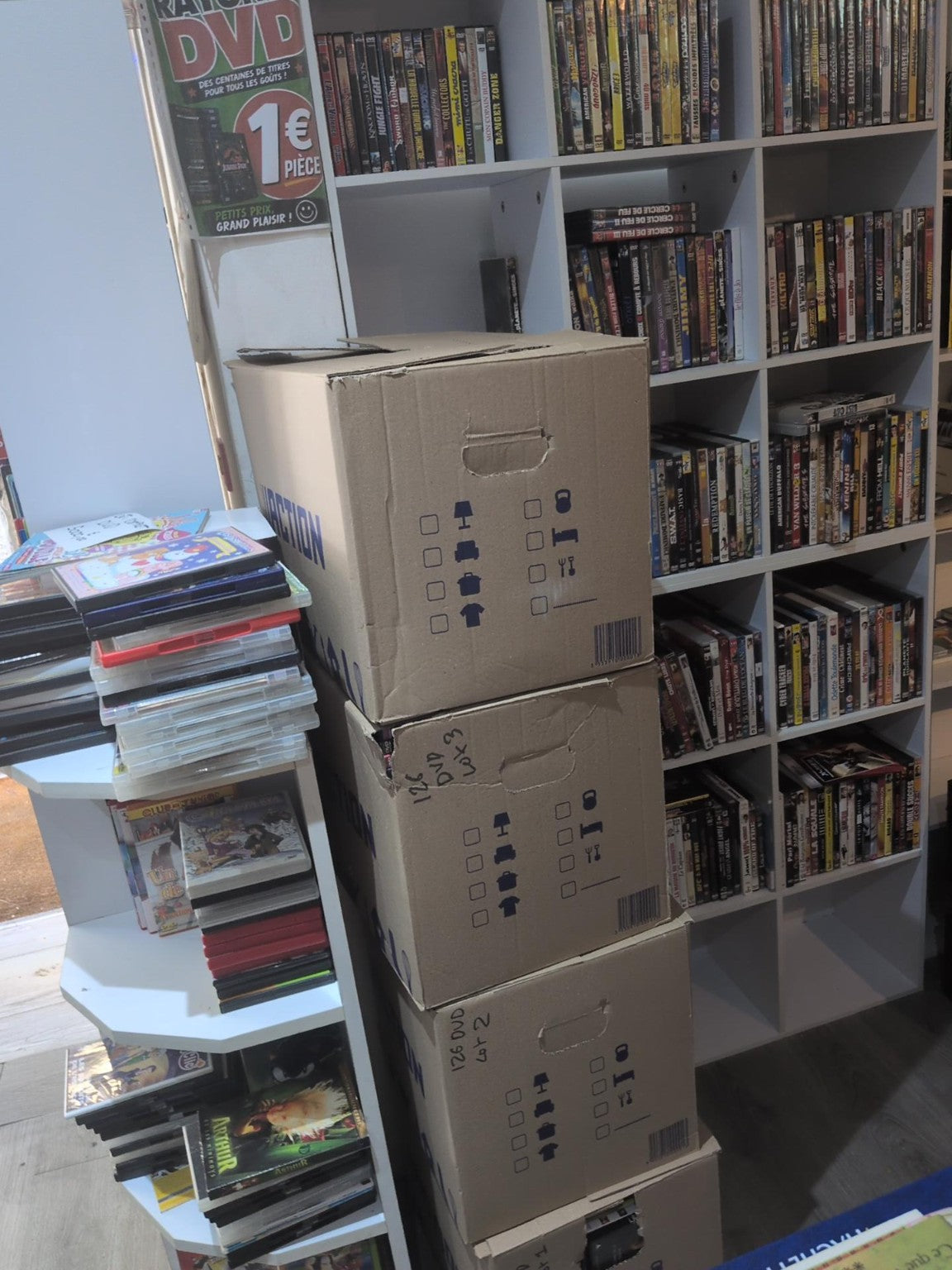 Lot d'environ 1200 DVD - vue du stock et cartons