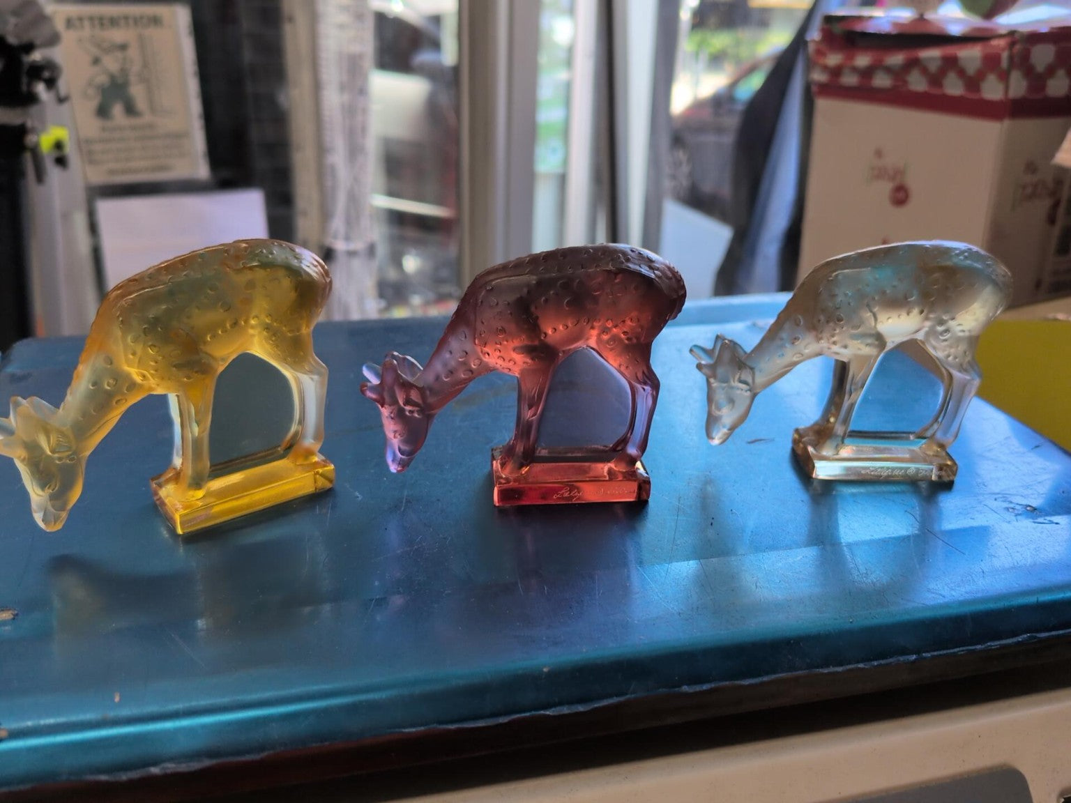 Lot de trois daims broutant Lalique France en cristal ambre rose et incolore