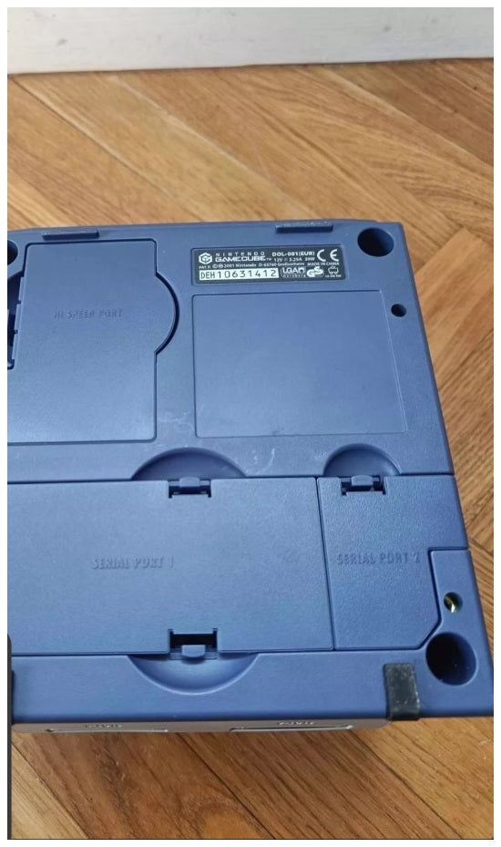 Dessous de la console Nintendo GameCube violette PAL