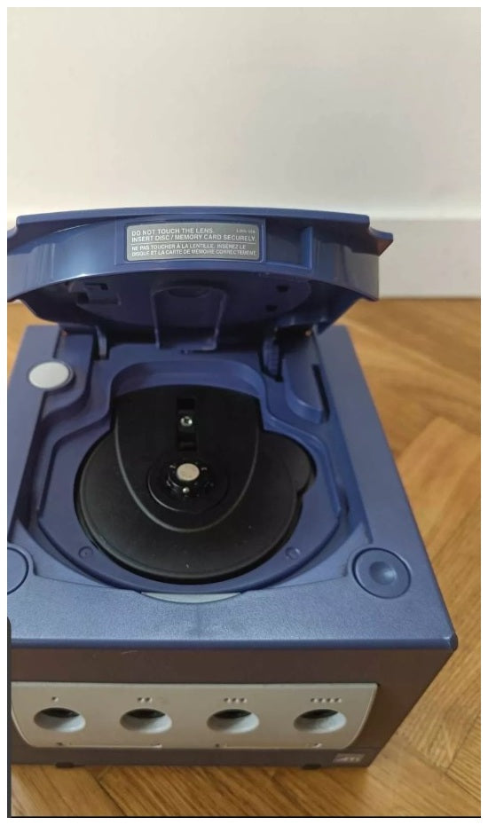 Console Nintendo GameCube violette avec capot du lecteur ouvert