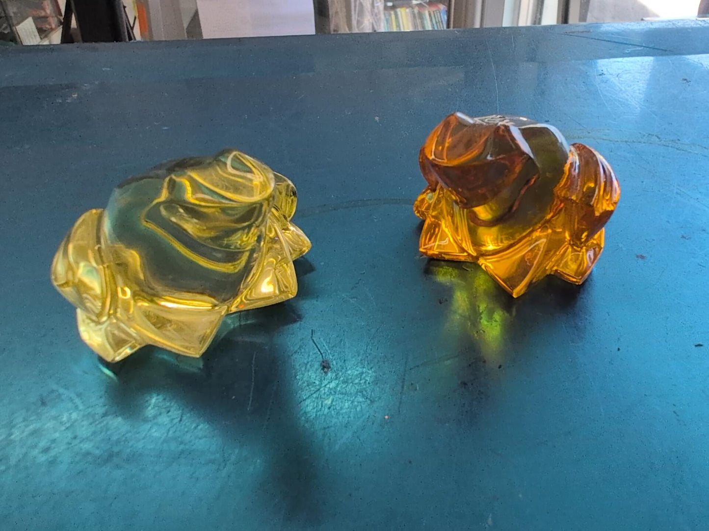 Lot de 2 grenouilles Baccarat France en cristal jaune et ambre – Signées – Vintage