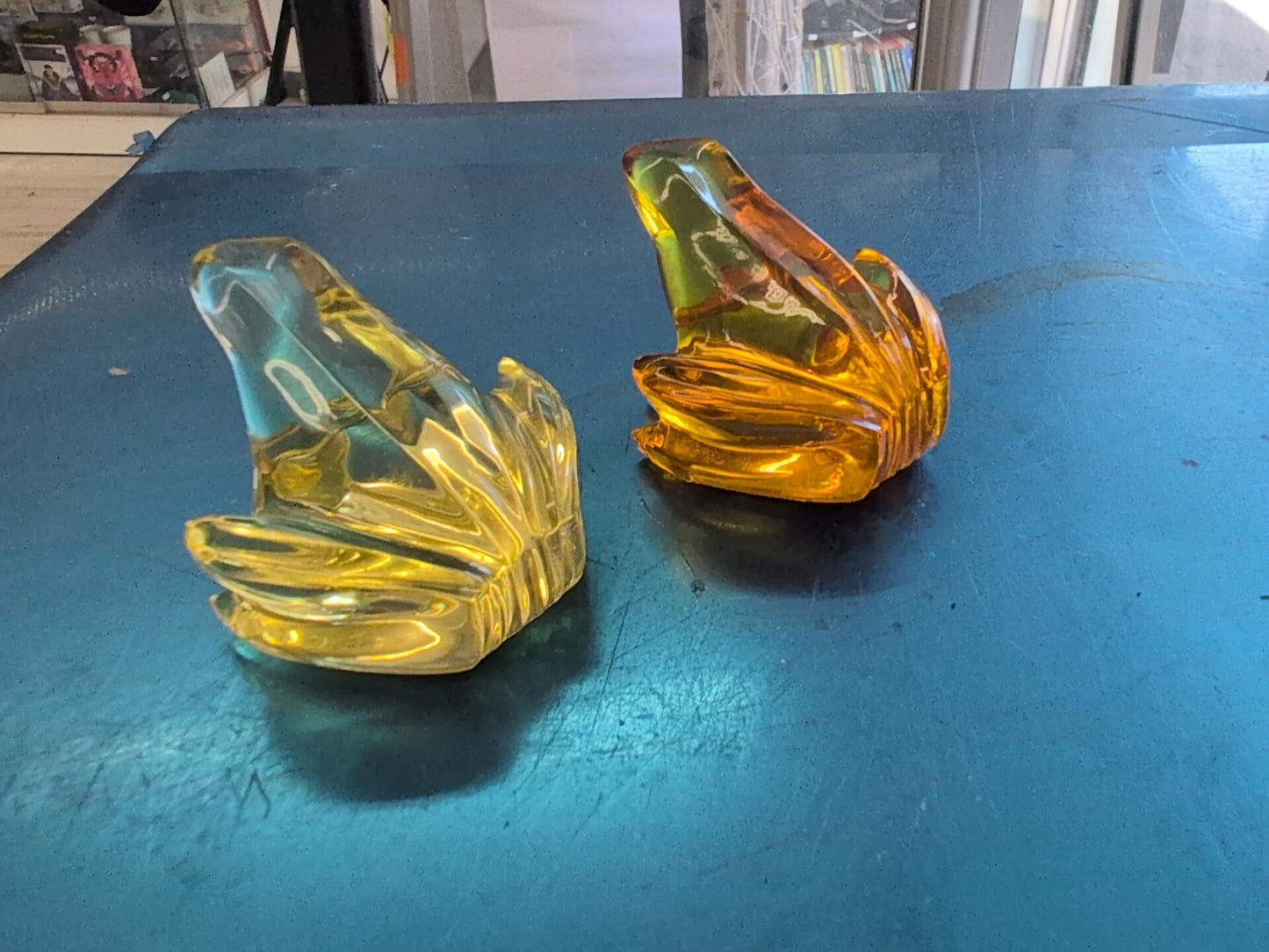 Lot de 2 grenouilles Baccarat France en cristal jaune et ambre – Signées – Vintage