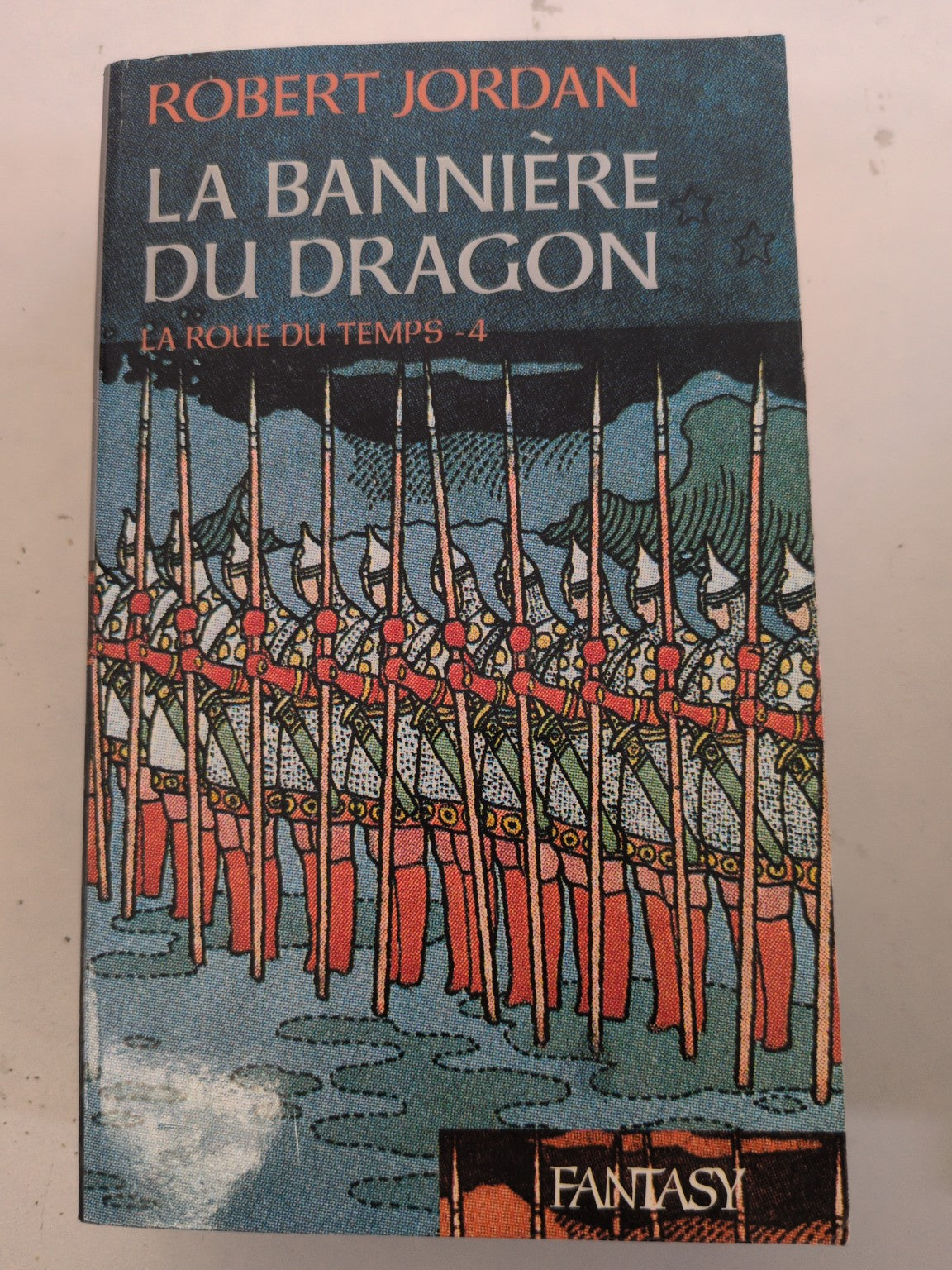 Couverture de La Bannière du Dragon, La Roue du Temps tome 4, de Robert Jordan