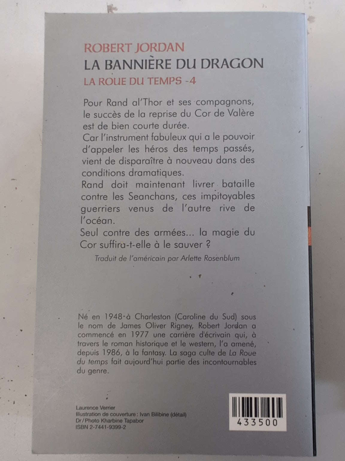 Quatrième de couverture de La Bannière du Dragon, La Roue du Temps tome 4, de Robert Jordan