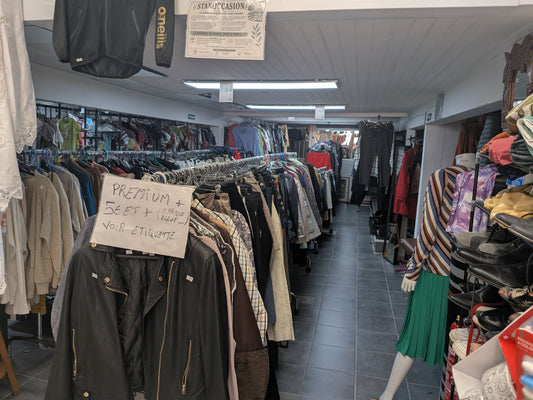 Vue réelle du rayon vêtements adultes Stanoccasion à Perpignan. Lot textile à retirer sur place ; mobilier et portants non compris.