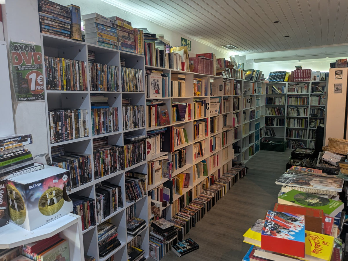 Vue réelle du rayon librairie Stanoccasion à Perpignan. Vente du stock de livres en lot complet ; DVD, mobilier et autres objets exclus.