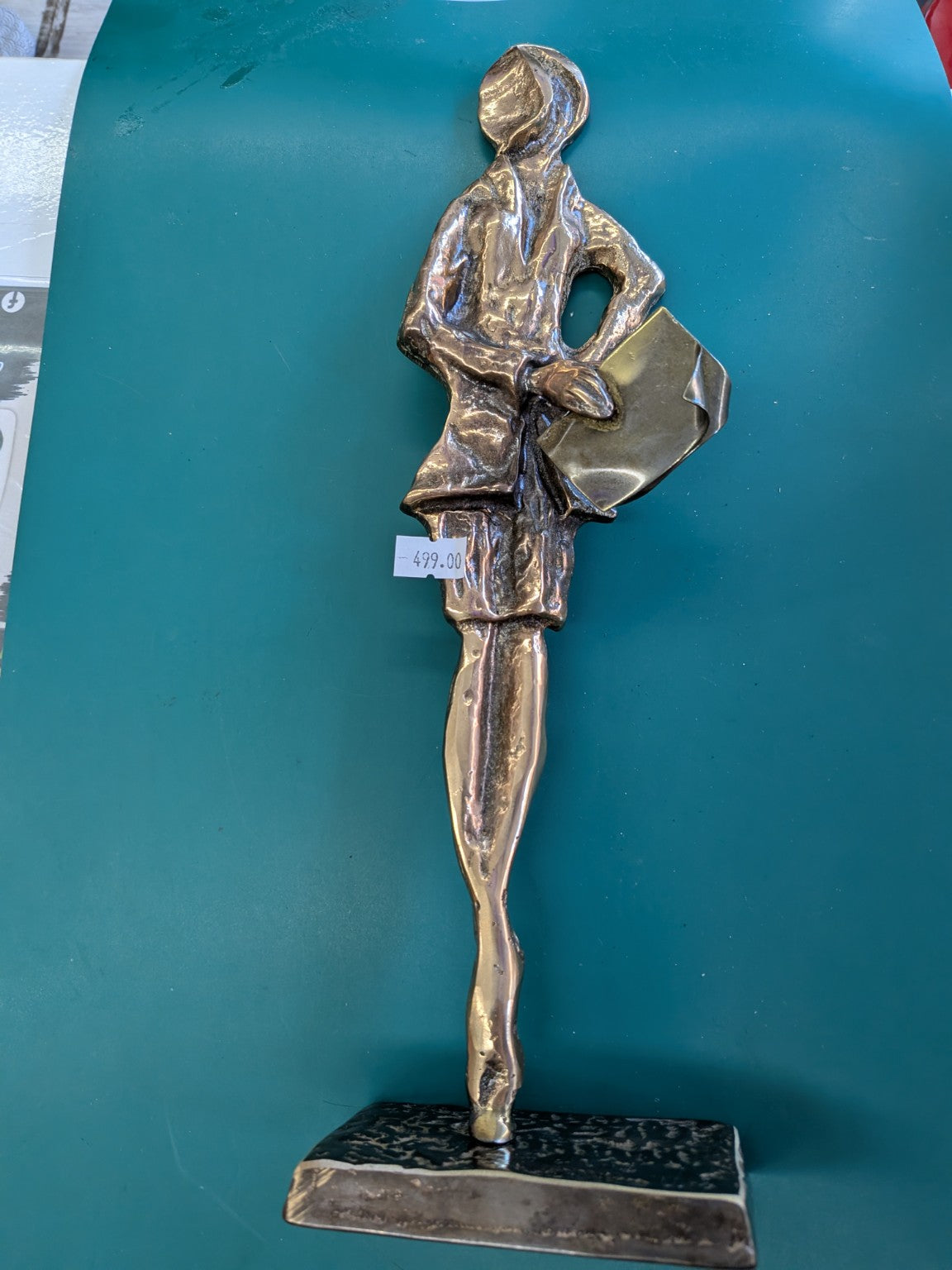 Yves Lohé - personnage au journal - sculpture signée de 35 cm, vue de face