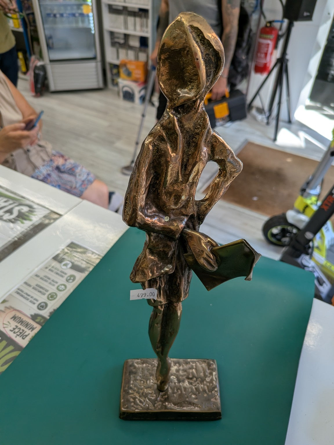 Yves Lohé - personnage au journal - sculpture signée de 35 cm, vue de profil